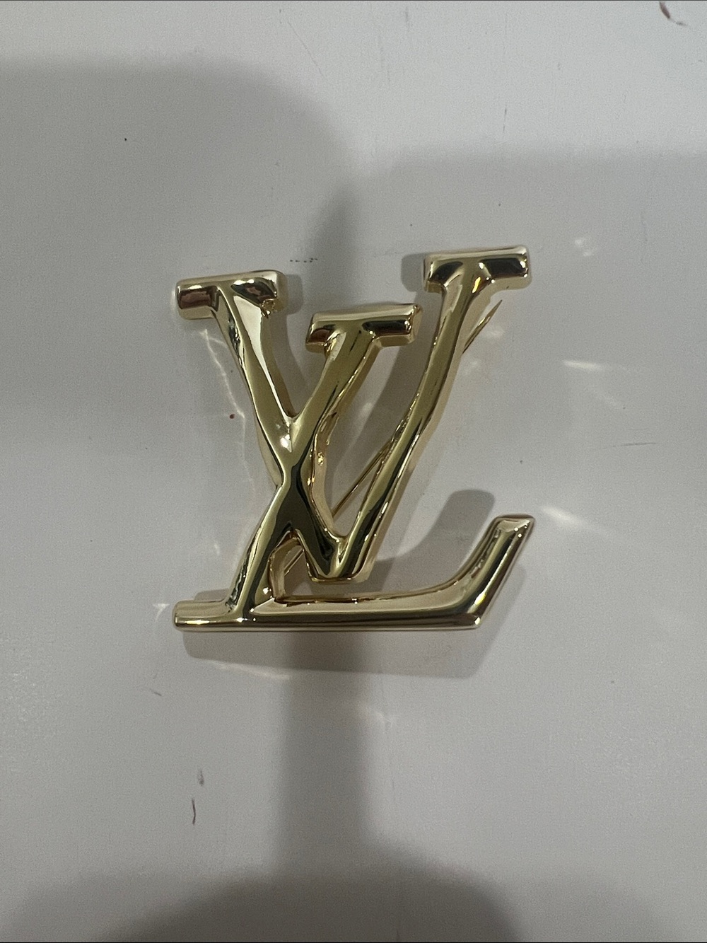 Louis Vuitton Shiny Gold LV Logo brooche Accent